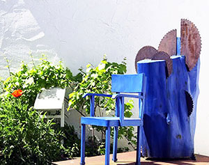 Skulptur: Blauer Stuhl